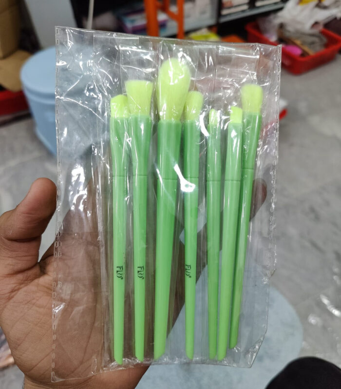 8 Green Handled Brush Set
